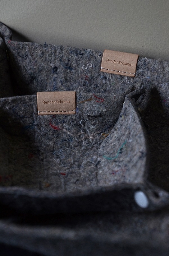Hender Scheme エンダースキーマ リサイクルフェルト)ホールバッグ Hender Scheme Recycled felt hole bag small ミックスグレー