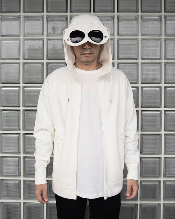 C.P.companyシーピーカンパニーのゴーグルレンズつきスウェット C.P. COMPANY】 シーピーカンパニーと言えば「ゴーグル」と