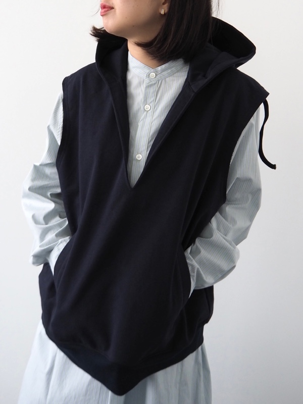 【CINOH】 PAPER URAKE SLEEVELESS HOODIE