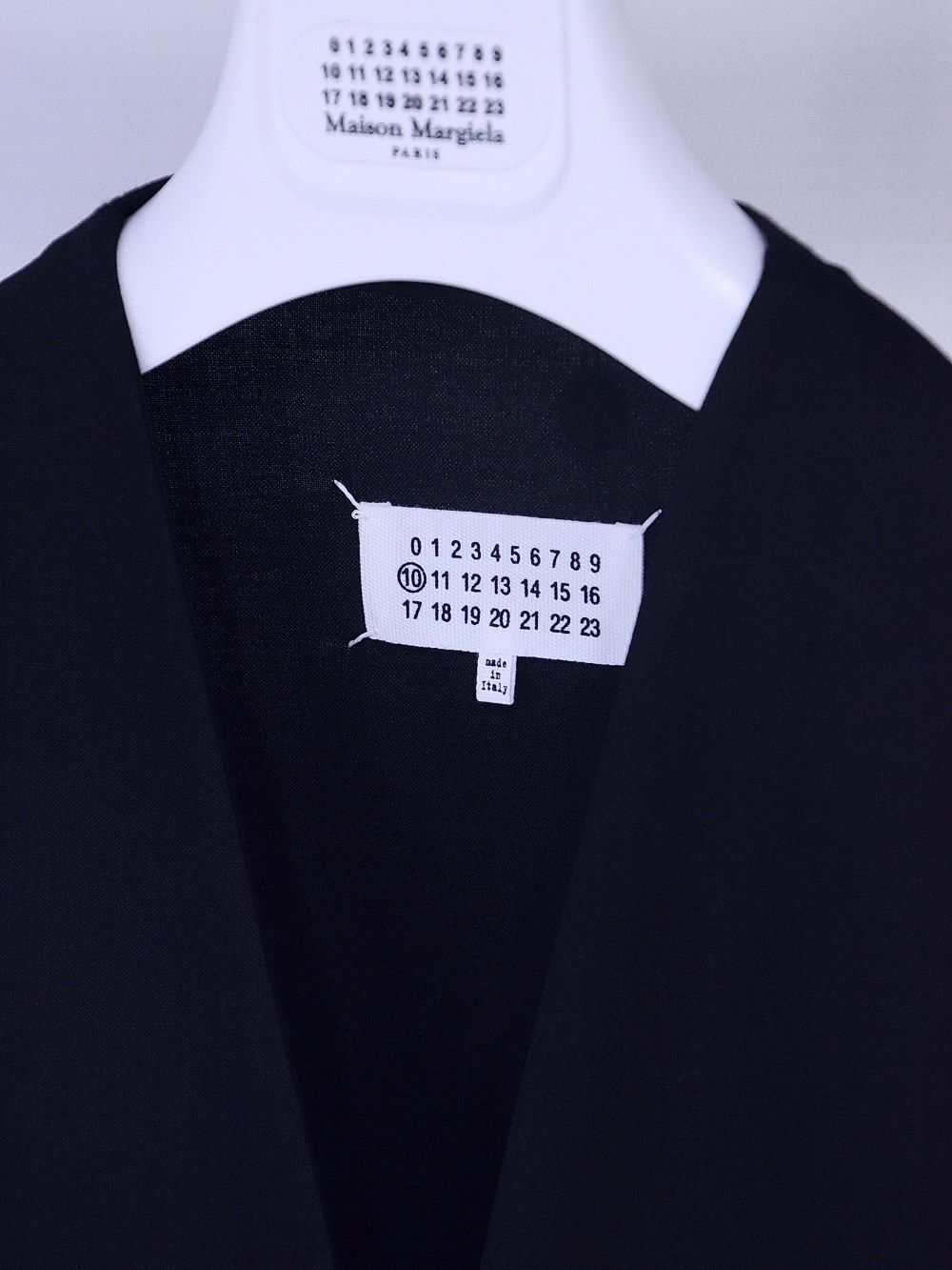 【Maison Margiela】定番の “ノーカラージャケット” 、ロゴTシャツも入荷です