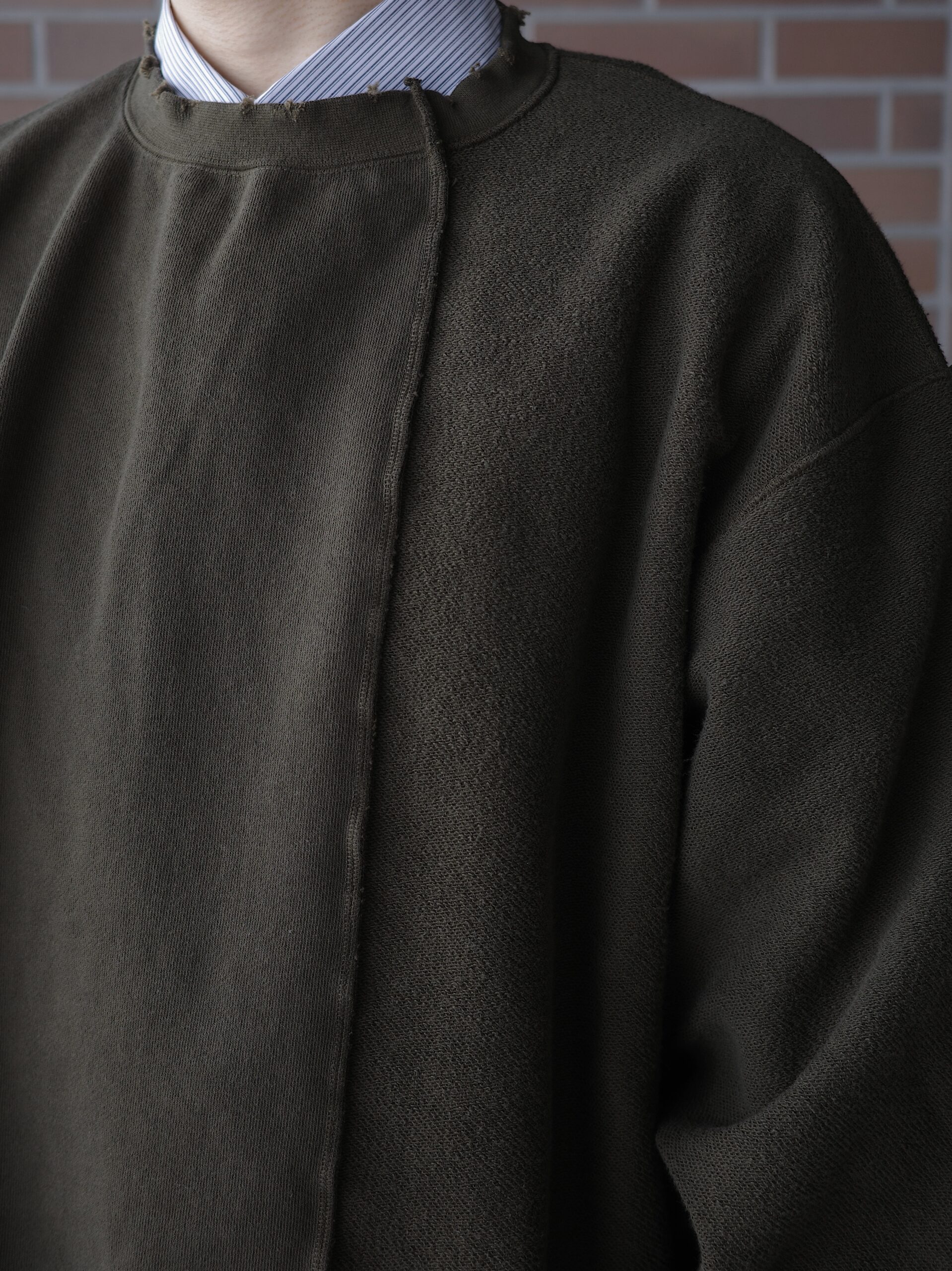 Name. EDGE AGING ASYMMETRIC SWEATSHIRT OLIVE ネーム スウェット ダメージ 正規取扱店 公式通販 送料無料