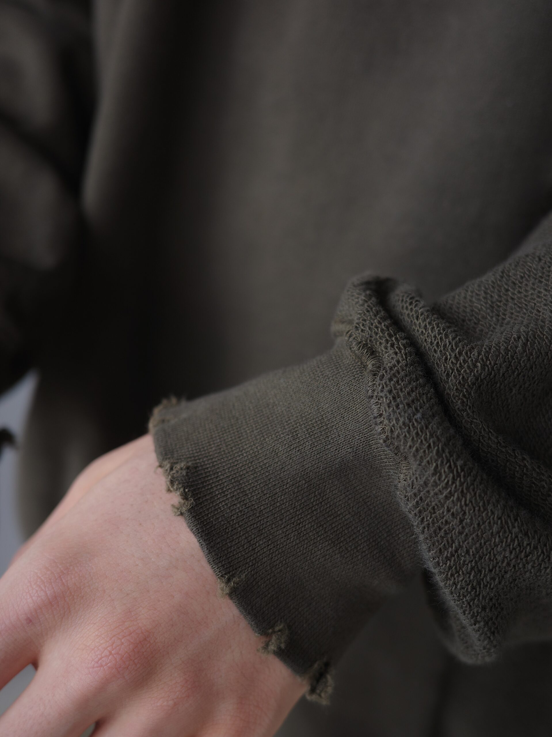 Name. EDGE AGING ASYMMETRIC SWEATSHIRT OLIVE ネーム スウェット ダメージ 正規取扱店 公式通販 送料無料