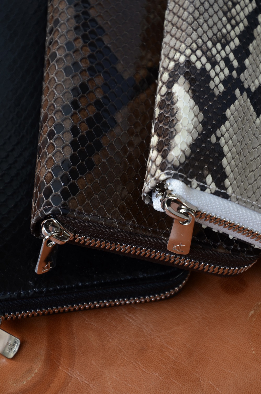 Hender Scheme エンダースキーマ “ python long zip purse ”