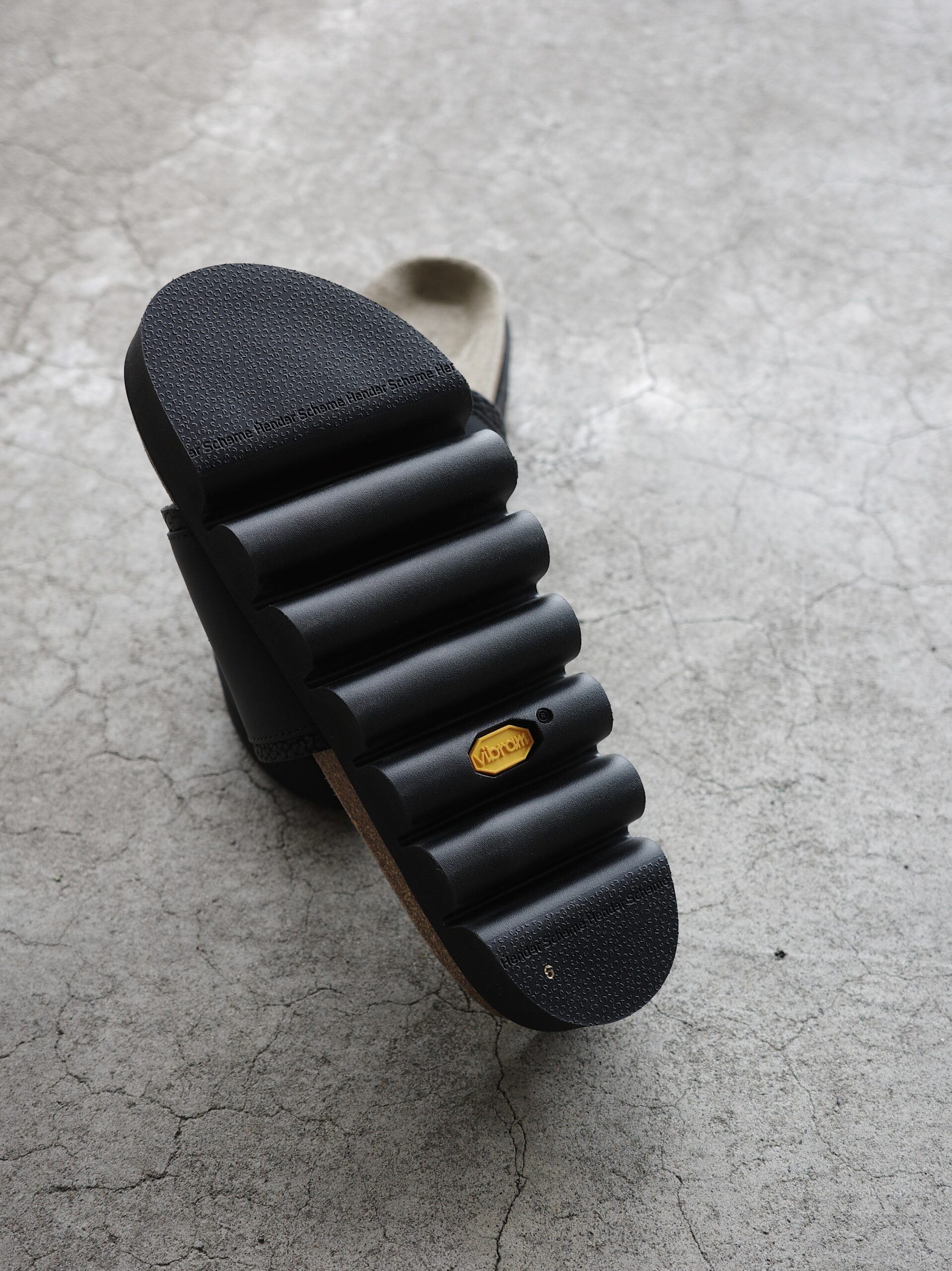 Hender Scheme】caterpillar -かまぼこソールサンダルがアップデートを 