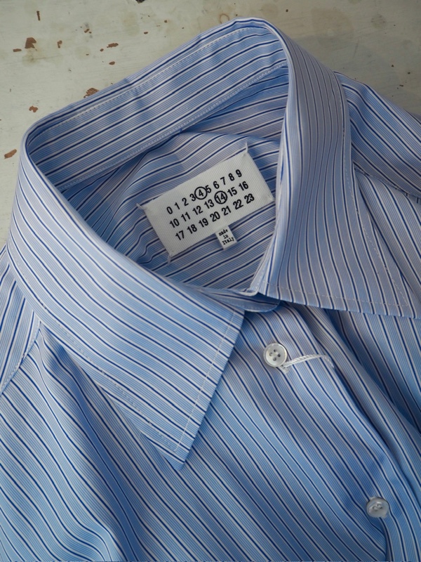 【関税込み】Maison Margiela ブルー ピンストライプ シャツ Maison Margiela Yoke ストライプ シャツ | ブルー | FARFETCH JP