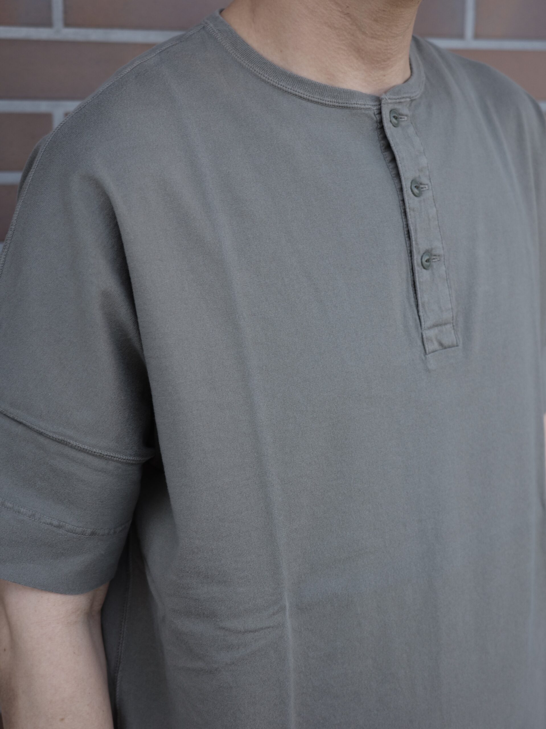 nonnative】clerk S/S henley neck tee cotton jersey overdyed 