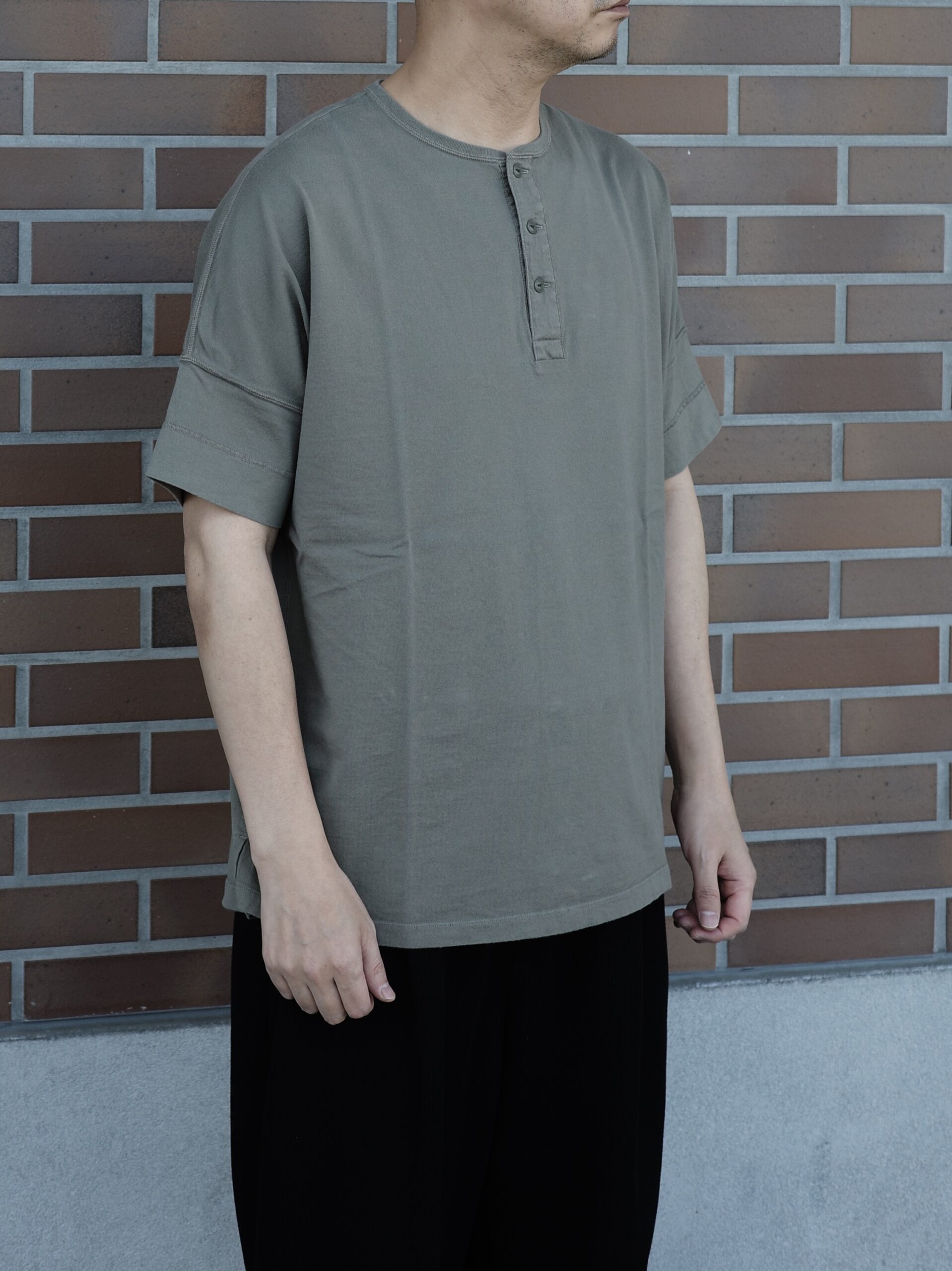 nonnative】clerk S/S henley neck tee cotton jersey overdyed