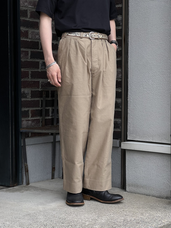 AUBERGE オーベルジュ SATIN 52 2タック チノ パンツ109O EARLY 52 | AUBERGE(オーベルジュ) &frasl; パンツ チノパンツ (メンズ)の