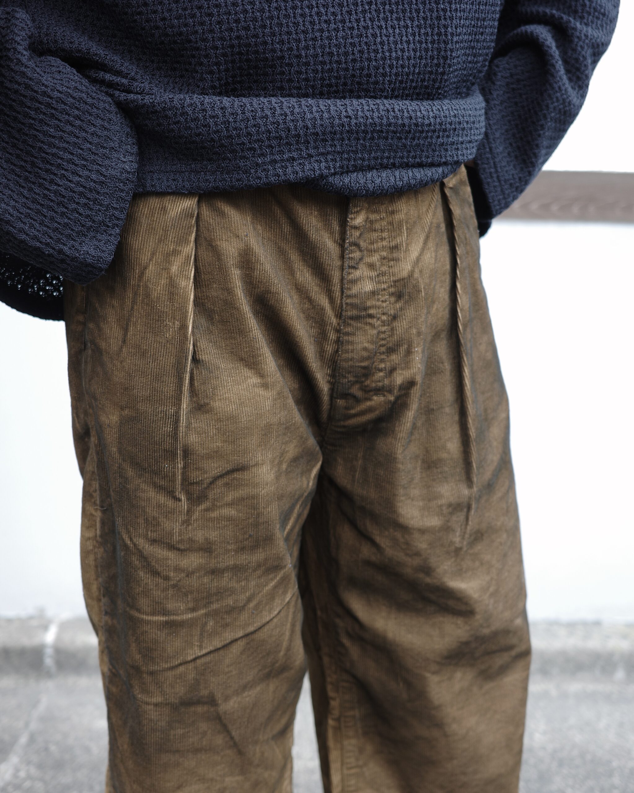 ANCELLMCHAIN KNIT HI NECK LS T SHIRT・AGING CORDUROY PANTS