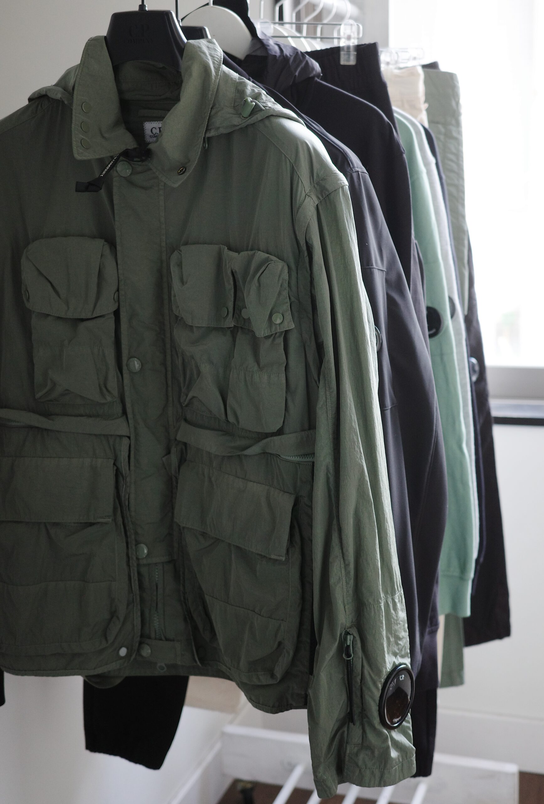 CP Company フード付きバ−ガンディ−色ナイロンジャケット中綿入りライト CP Company フード付きバ−ガンディ−色ナイロンジャケット中綿入り