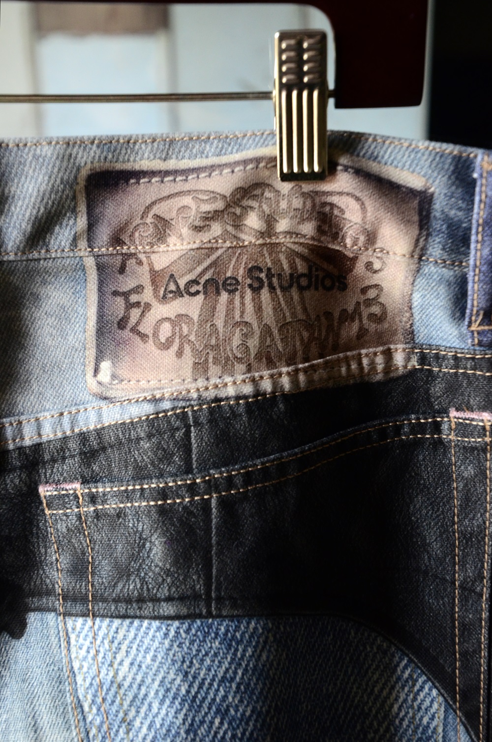 ILLIT着用Acne Studios プリントトラウザーズ メンズ - パンツ 