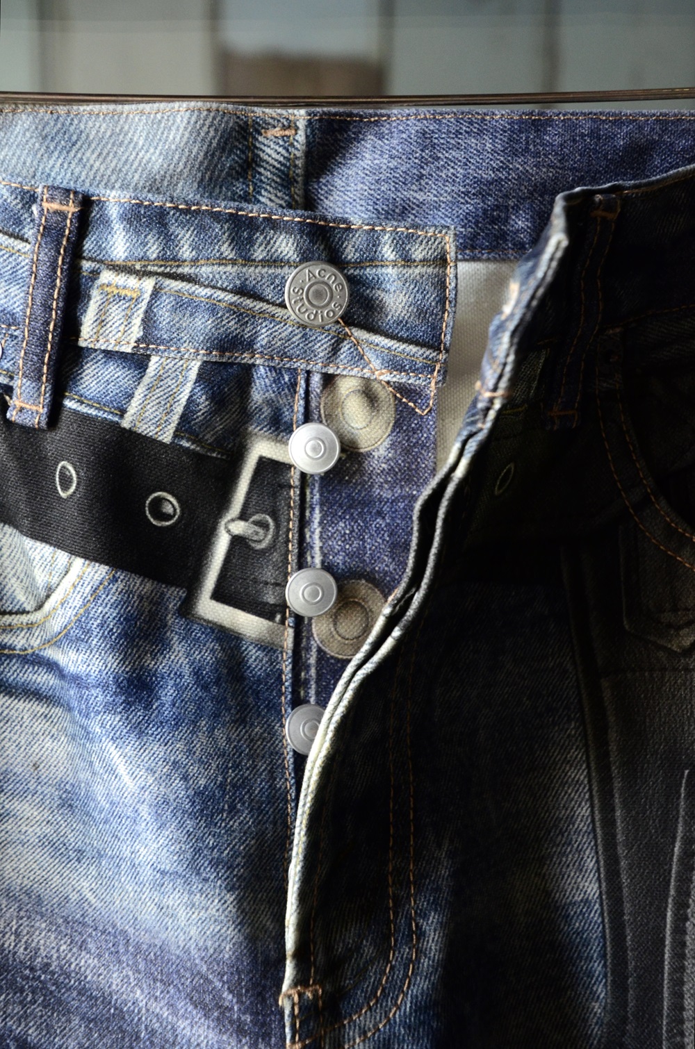 ILLIT着用Acne Studios プリントトラウザーズ メンズ - パンツ 