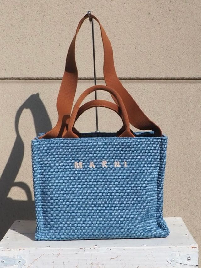 夏コーデに映える♡ラフィア素材のMARNIミディアムトート ブルー ナチュラル ストライプ柄ラフィアエフェクトスモール