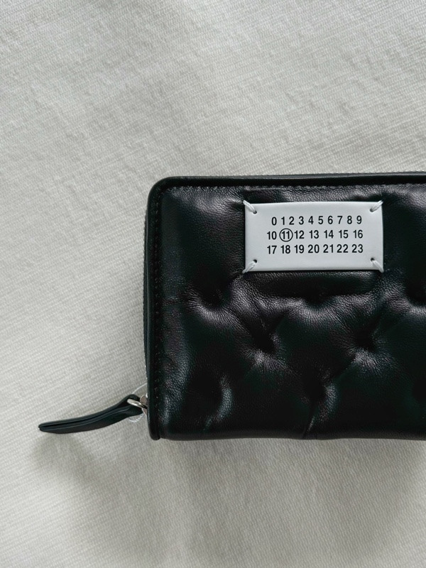 セールでお得★MAISON MARGIELA★GLAM SLAM スモール ウォレット Maison Margiela】 GLAM SLAM エンブローダリーウォレット