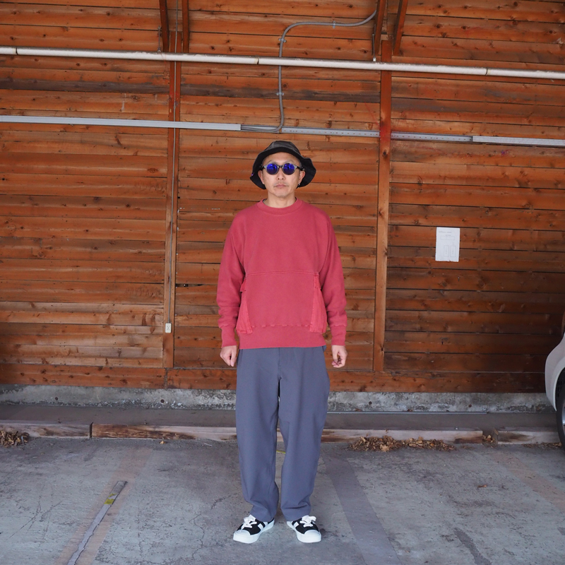 オーバーダイの風合いが特徴的な 11oz Crewneck Sweatshirt 