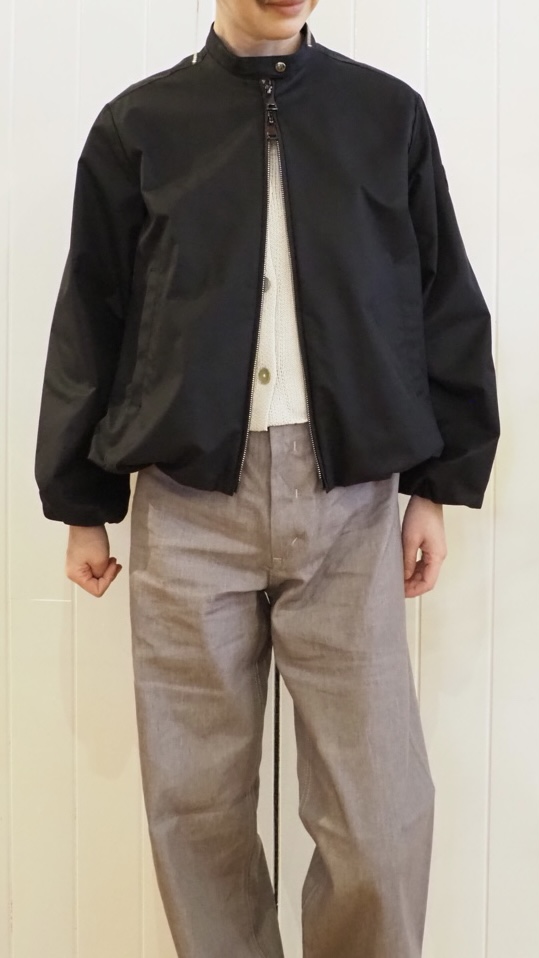 MONCLER 2025春夏新作 レザーロゴ付きブルゾン GRUISSAN MONCLER】マットな生地と軽やかなシルエットのバランスが絶妙な