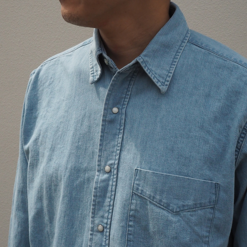 nanamicaのLight Denim ShirtとWide Chino Pantsの組み合わせ