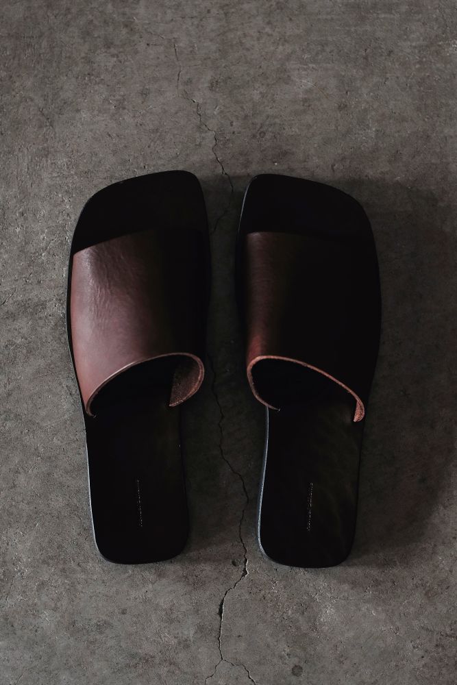 ラフに履けて、きちんと見える。Hender Schemeのサンダル