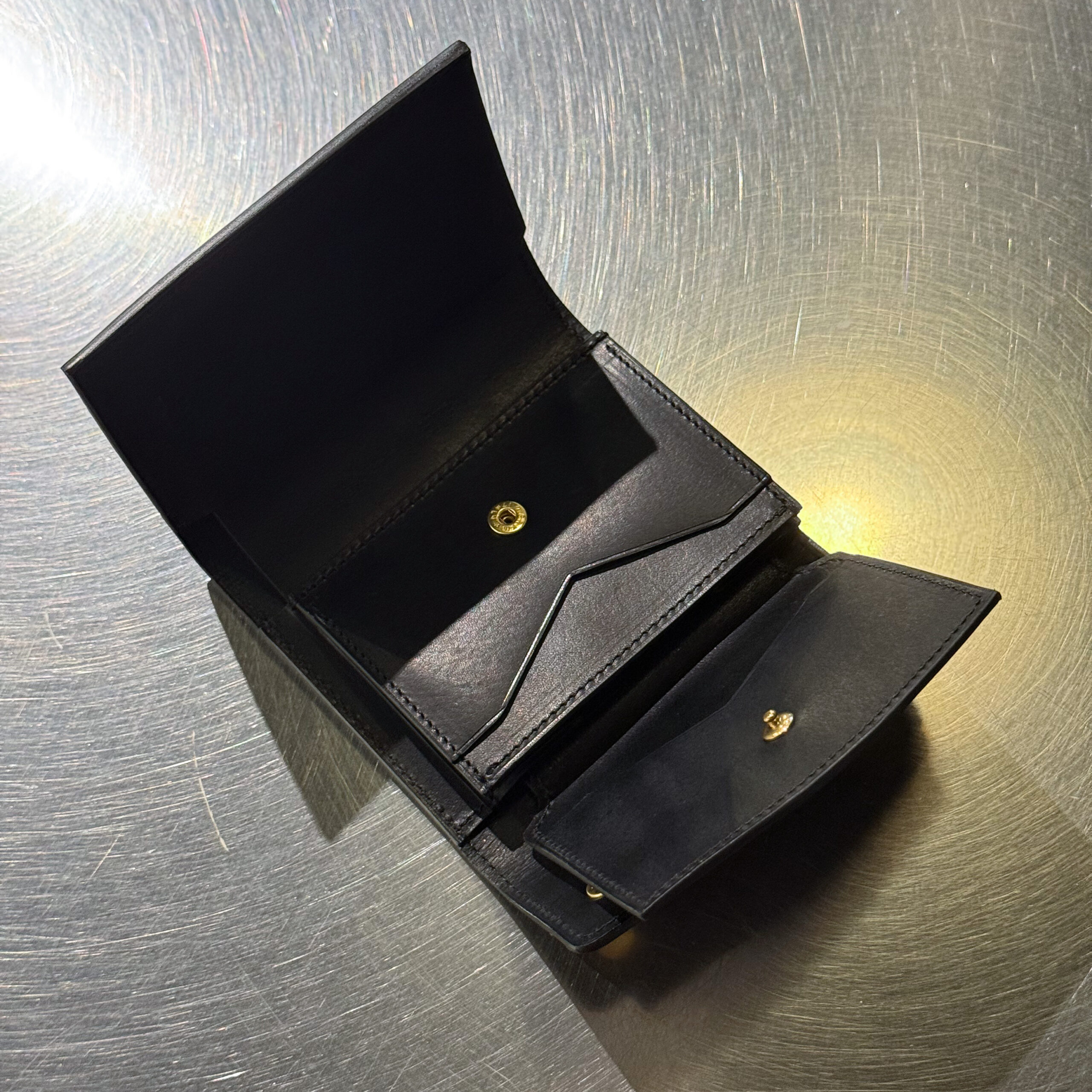 ITUAIS-diferente-】GUIDIの馬革を使った贅沢なトラッカーウォレット