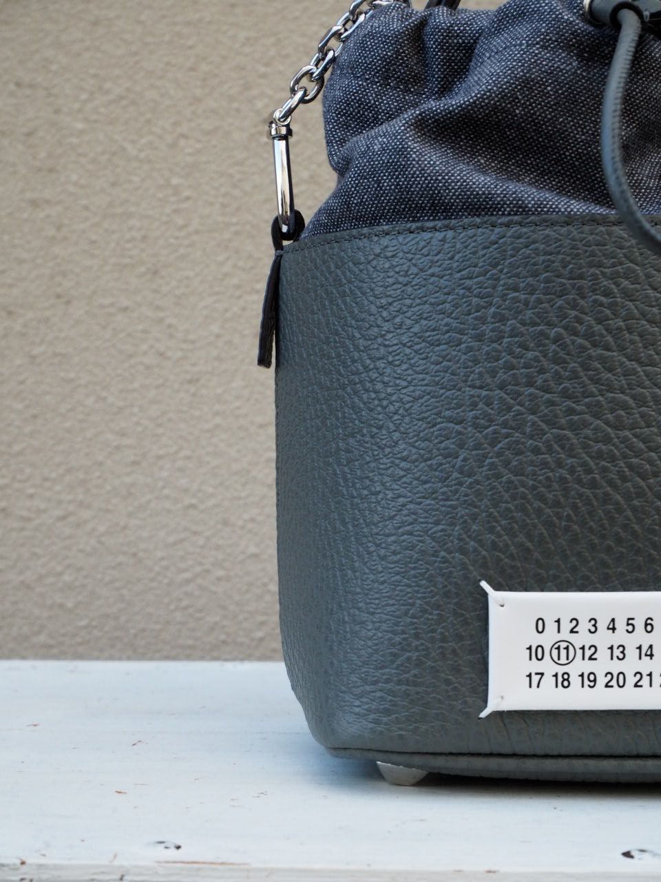 【特別感を演出】Maison Margiela 5AC バケットバッグ Maison Margiela PARIS FEMME 5ACバケットバッグBlack - Pale Jute