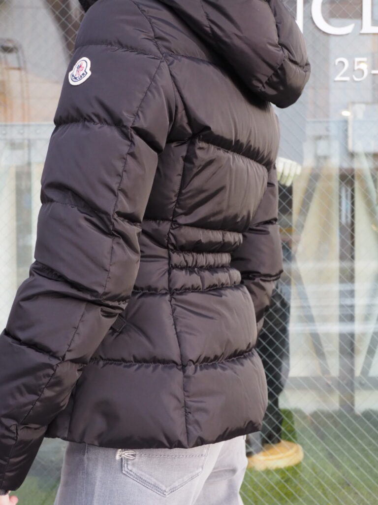 デイリーユースに最適なショートダウンジャケット【MONCLER】 “Avoce