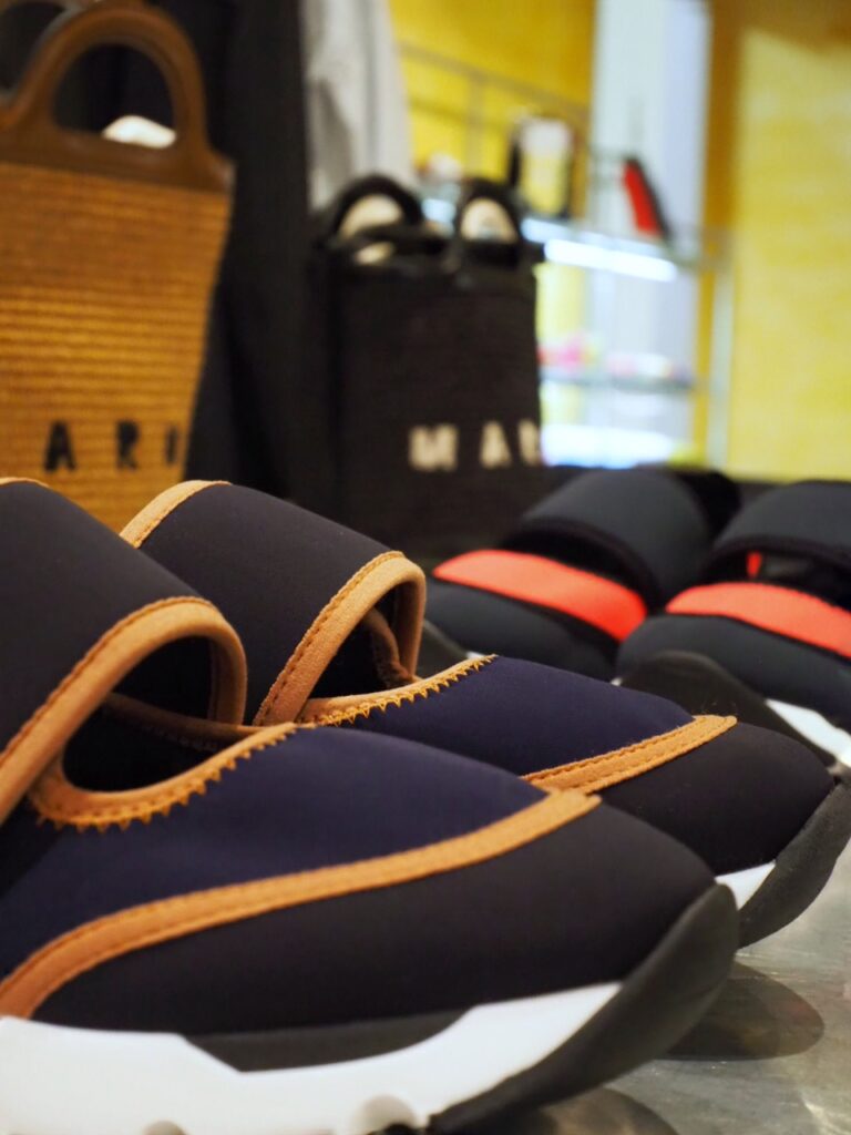 軽く歩きやすい、ストラップのカラーが効いた【MARNI】メリージェーン