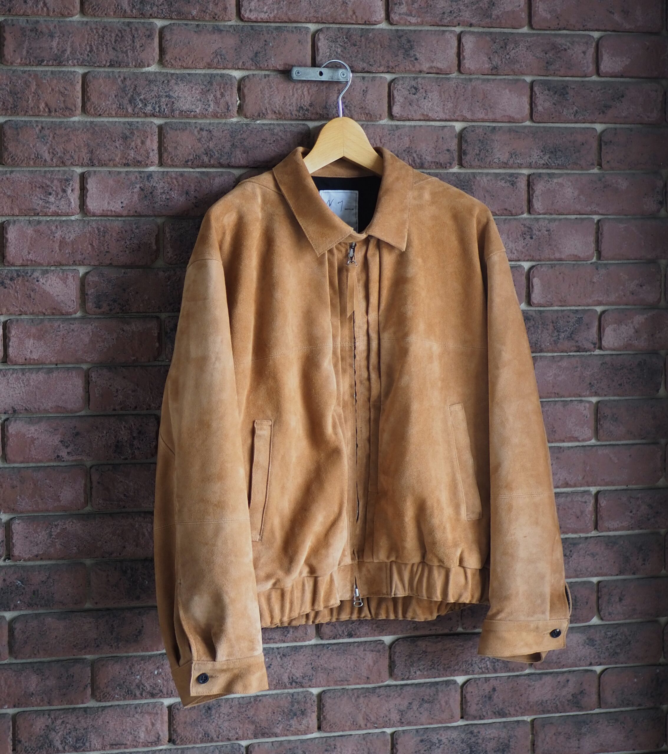 ANCELLM】レザーの重さを覆す一着。「GEEP TUCK JACKET」の圧倒的な