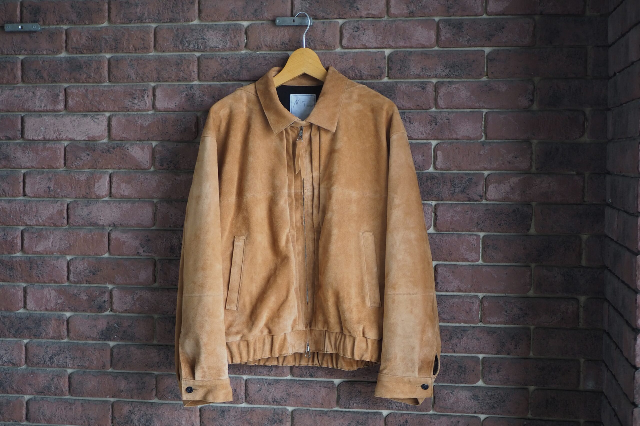 ANCELLM】レザーの重さを覆す一着。「GEEP TUCK JACKET」の圧倒的な